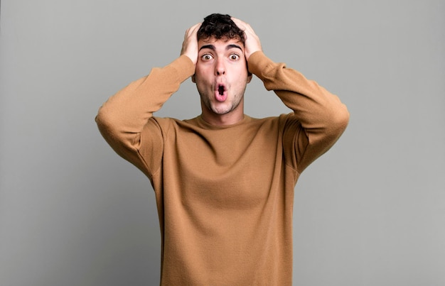 Je ziet er opgewonden en verrast uit met je mond open met beide handen op je hoofd en je voelt je een gelukkige winnaar.