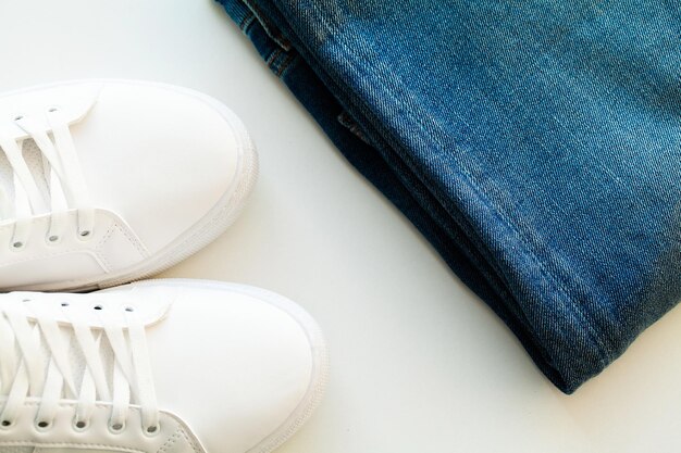 Jeans en sneakers op het winkelschap