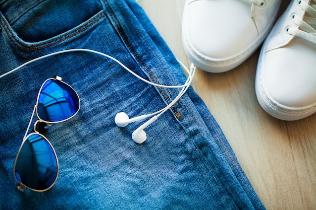 Jeans en witte sneakers op de winkelplank.