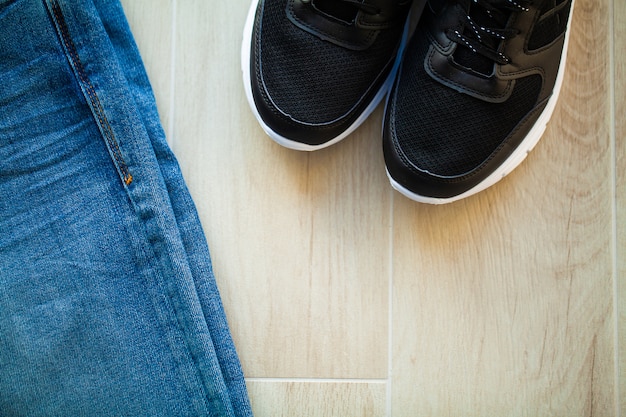 Jeans en zwarte sneakers op de winkelplank