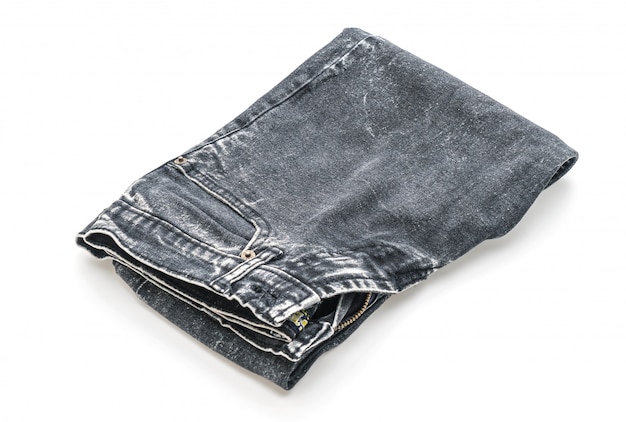 Jeans piegati su sfondo bianco