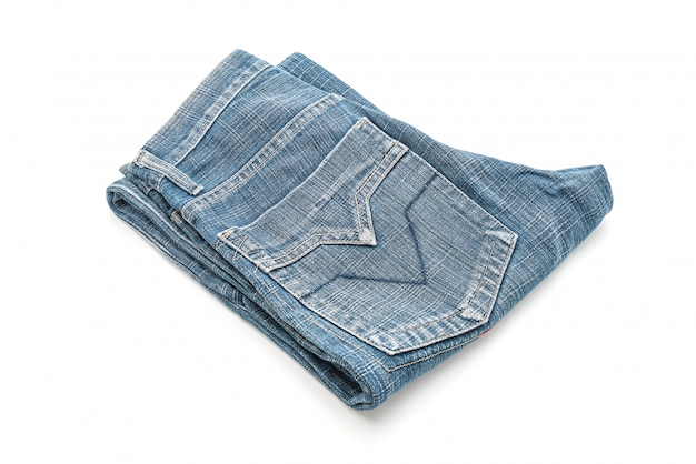 Jeans piegati su sfondo bianco