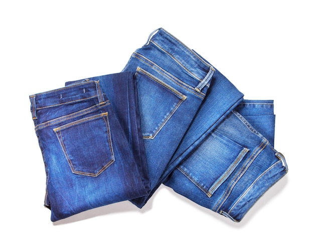 Джинсы, изолированные на белом фоне. Вид сверху на сложенные синие джинсы