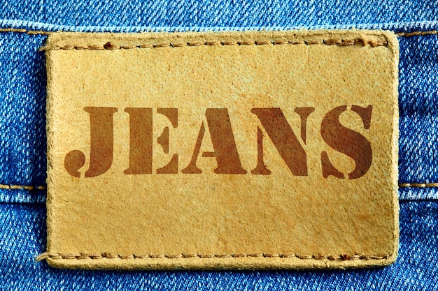 Jeans met leren label en woord JEANS