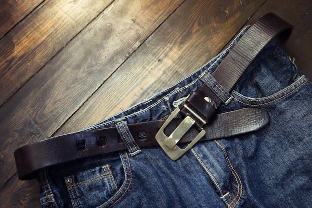 Jeans met riem op houten achtergrond