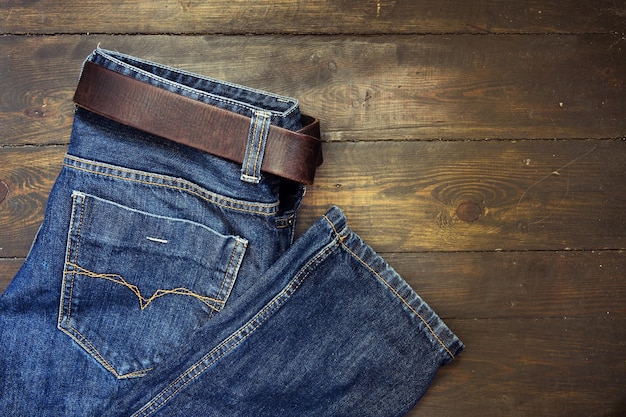 Jeans met riem op houten achtergrond