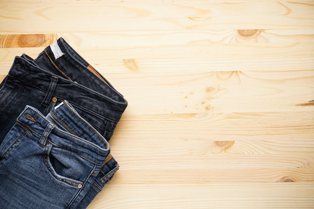 Jeans op een houten tafel ruimte voor tekst, plat leggen.