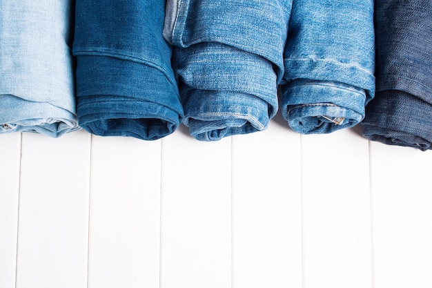 Jeans op een witte houten achtergrond. Uitzicht van boven