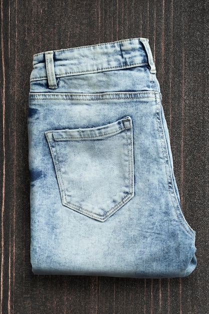 Jeans op houten achtergrond