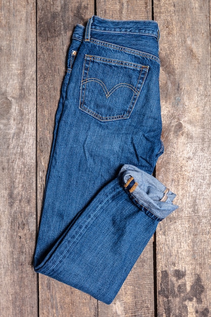Jeans op houten