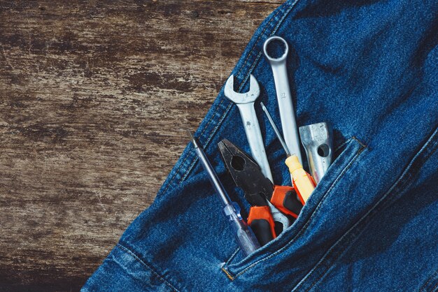 Jeans, attrezzatura per la riparazione e molti strumenti utili. vista dall'alto con copia spazio