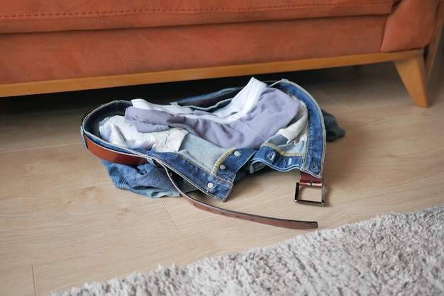 Photo jeans thrown off on the floor