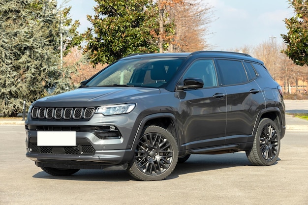 Photo jeep compass is parking in a parking lot easy to use for mockup