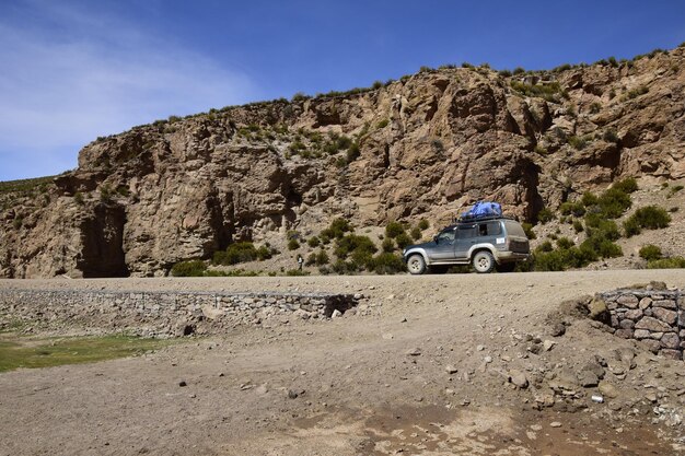 Foto jeep op de weg offroad-tour op de zoutvlakte salar de uyuni in bolivia