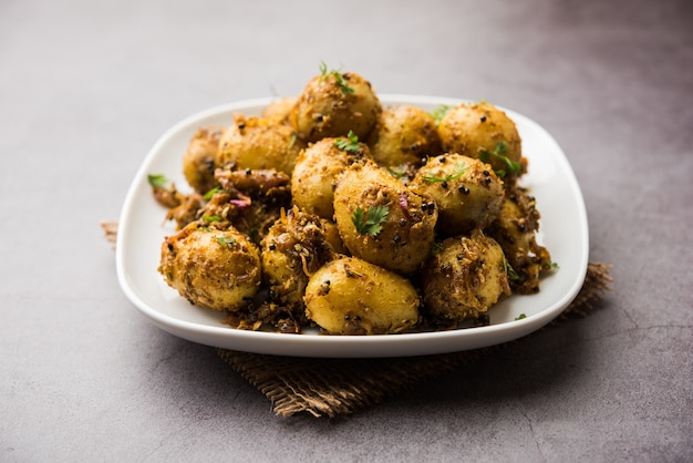 Jeera Aloo - Aardappelen op smaak gebracht met komijnzaad en kruiden. populair Indiaas hoofdgerechtrecept. geserveerd in een kom. selectieve focus