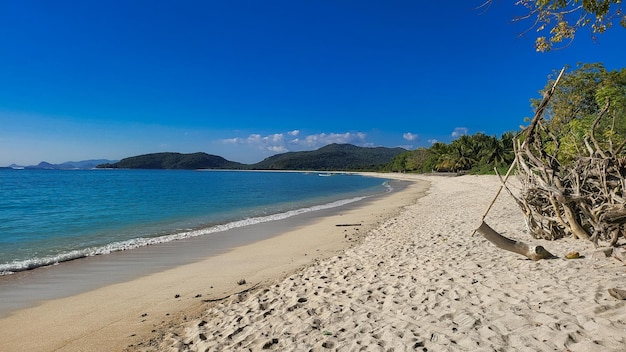 Jelangastrand met wit zand en blauwe hemel Jelanga Sumbawa Indonesië