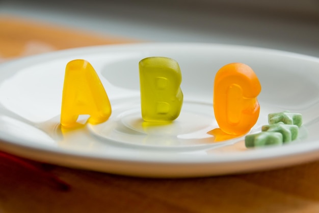 젤리 콩 과자 및 ABC 문자 교육 및 알파벳 conceptfood 달콤한 문자 달콤한 알파벳 ABC 텍스트 식용 문자가 줄지어 있는 메시지 어린이 알파벳 학습 건강한 식습관을 위한 문자 ABC