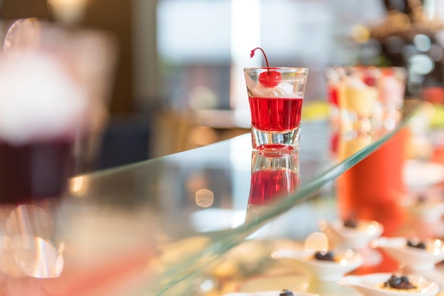 Jelly fruit recepten zoete dessertcocktail om te serveren in glazen beker