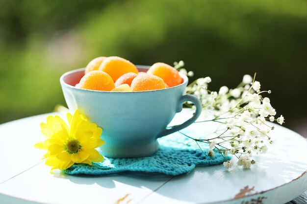 Jelly snoepjes in beker op tafel close-up