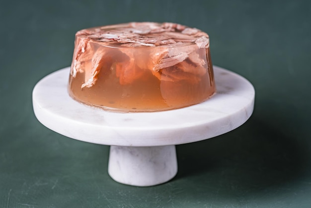 Foto jelly con carne di manzo aspico piatto tradizionale.