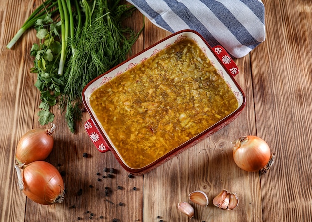 Foto gelatina di carne, aspic di manzo, piatto tradizionale russo, porzione su un piatto, senape e rafano