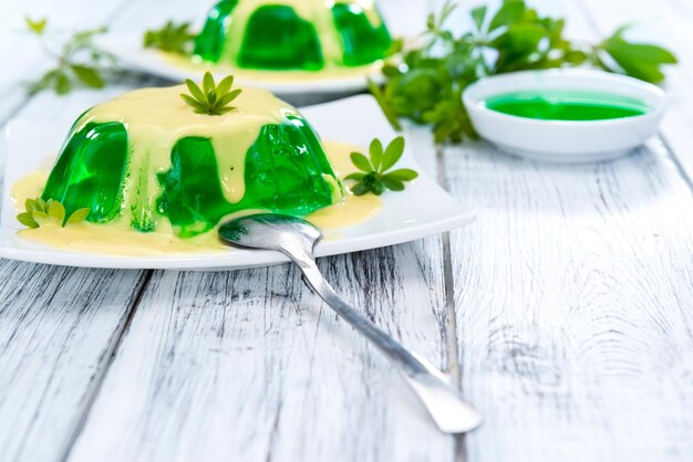 Jelly Woodruff-smaak met vanillesaus