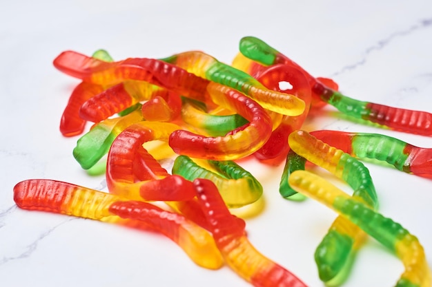 Photo jelly worms candies sweets in a bowl