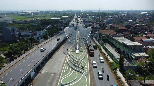 Jembatan Kudus, de toegangspoort. Monument dat Kudus symboliseert als de oorsprongsstad van sigaretten