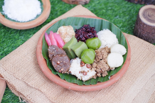 제 ⁇  마두라 (Jenang Madura) 는 인도네시아의 대표적인 음식으로, 검은색  ⁇ 적 ⁇ 적한  ⁇  가루, 골수, 제나로 구성되어 있다.