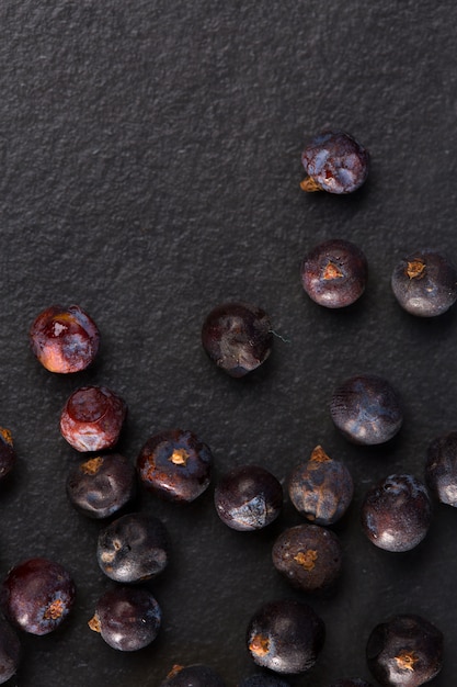 Foto jeneverbessen bessen macro detail close-up op zwart