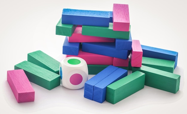 Фото Дженга игра разноцветных деревянных блоков