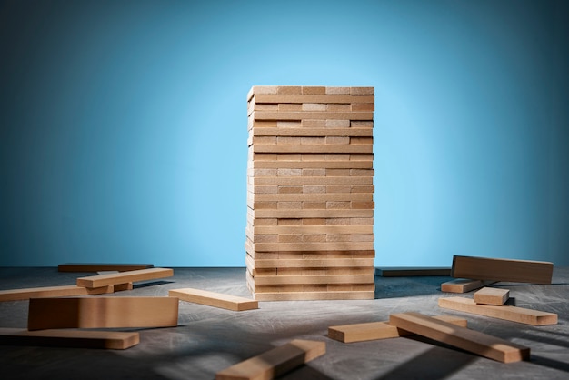 Foto jenga-spel, een toren van houten blokken op blauw