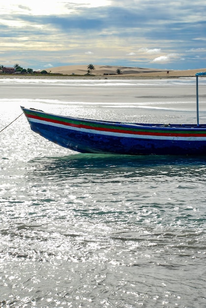 Jericoacoara is een maagdelijk strand verborgen achter de duinen van de westkust van Jijoca de Jericoacoara, CearÃƒÂƒÃ‚Â¡, Brazilië