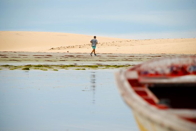 Jericoacoara는 브라질 Ceará의 Jijoca de Jericoacoara 서해안의 모래 언덕 뒤에 숨겨진 처녀 해변입니다.