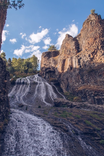 Foto jermuk cascata che scorre ruscello vista pittoresca tra le rocce del canyon illuminata dal sole gola armeno stock photography