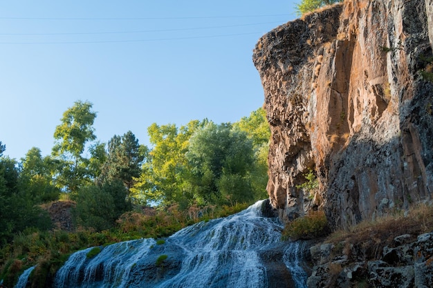 Foto jermuk cascata che scorre ruscello vista pittoresca tra le rocce del canyon illuminata dal sole gola armeno stock photography