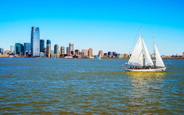 Jersey City, New Jersey en Hudson River. Uitzicht vanaf Manhattan, New York van de VS. Skyline en stadsgezicht met wolkenkrabbers in de Verenigde Staten van Amerika, NYC, VS. Road en Amerikaanse architectuur.