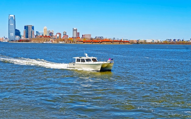 Jersey city, new jersey e fiume hudson. vista da manhattan, new york degli stati uniti. skyline e paesaggio urbano con grattacieli negli stati uniti d'america, new york, usa. strada e architettura americana.