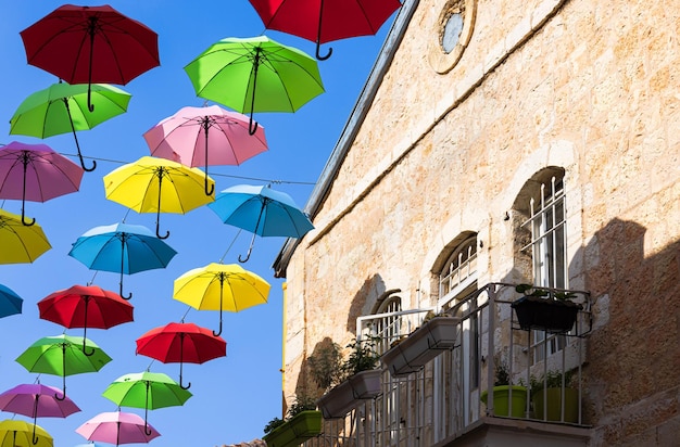 Иерусалим Израиль Нахалат Шива туристическая набережная и красочная зонтичная улица Старого города