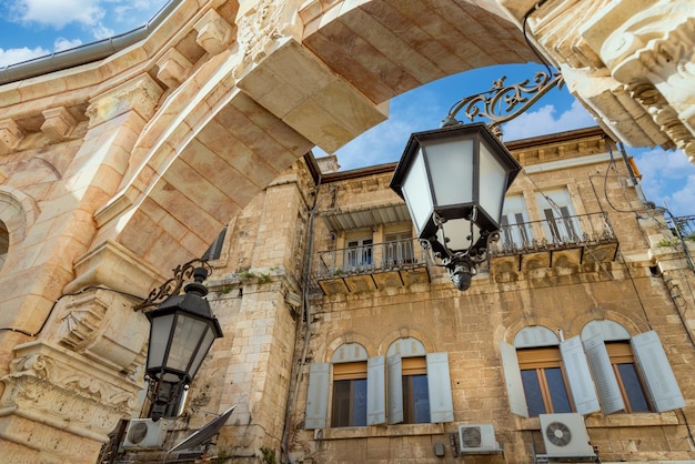 Foto quartiere arabo della città vecchia di gerusalemme vicino alla chiesa del santo sepolcro al muro occidentale e alla cupola della roccia