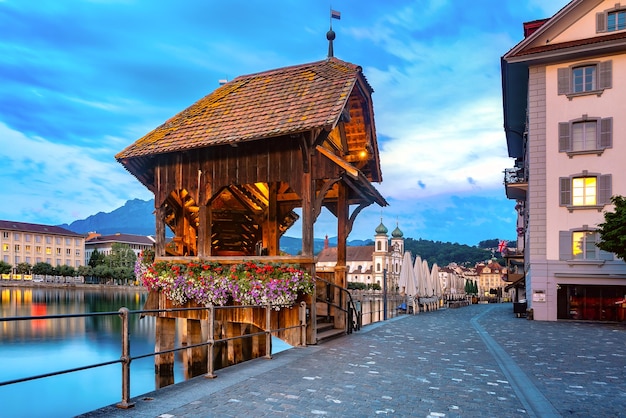 Chiesa dei gesuiti e ponte della cappella, kapellbrucke sul fiume reuss durante l'ora blu serale nel centro storico di lucerna, svizzera