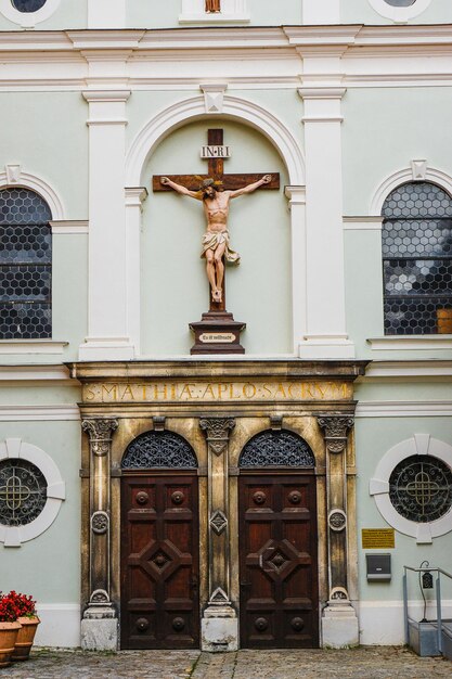 Foto statua di gesù cristo sulla parete della chiesa