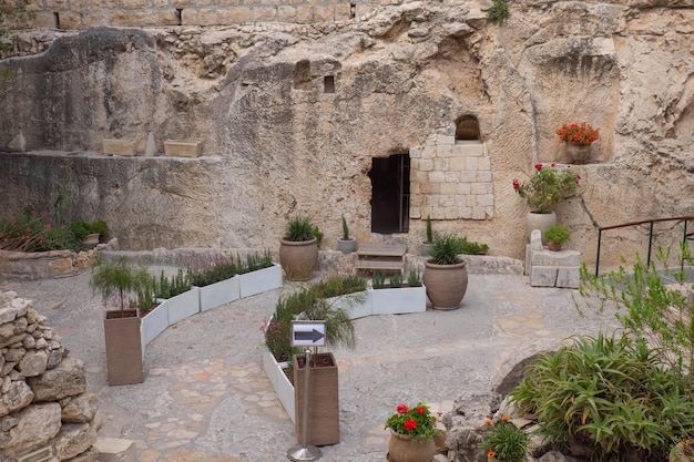 イスラエルのエルサレムの庭の墓への墓の庭の入り口にあるイエス・キリストの墓