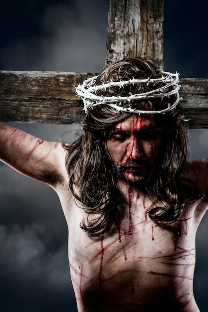 Photo jesus christ with crown of thorns white on the cross of calvary representation