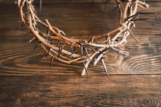 イエス クラウンとげと爪と木製の背景に十字架 イエス ・ キリストの磔刑 イエス ・ キリストの情熱 信仰の精神性と宗教のイースターの日の概念