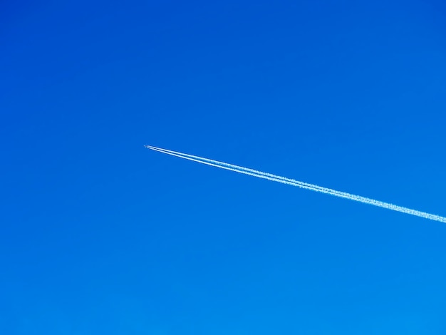 Фото Реактивный самолет на фоне ясного неба