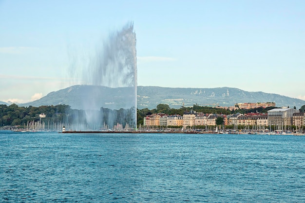 여름에 제네바에서 Jet d eau와 Geneva 호수 부두