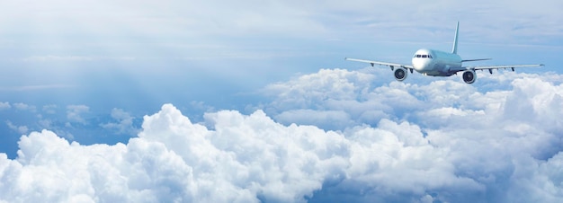 Реактивный самолет в голубом облачном небе. Панорамная композиция в высоком разрешении.