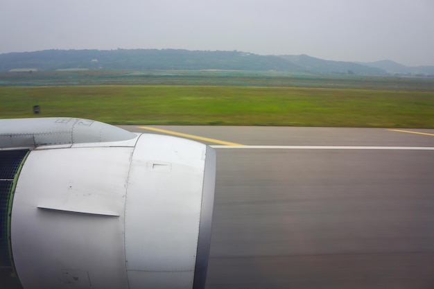 공항 착륙 사이에 기계 날개가 있는 제트 비행기 창 하늘 보기