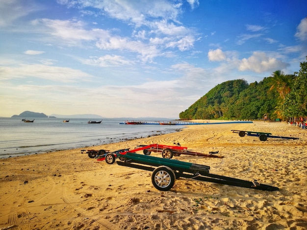 Foto parco del trasportatore di jet ski sulla spiaggia a koh yao yai, phang nga, tailandia